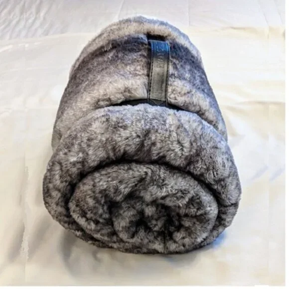 Mon Chateau Luxury Faux Fur Throw, Reversible Grey 60" x 70" + Carry sack - New - Picture 5 of 16